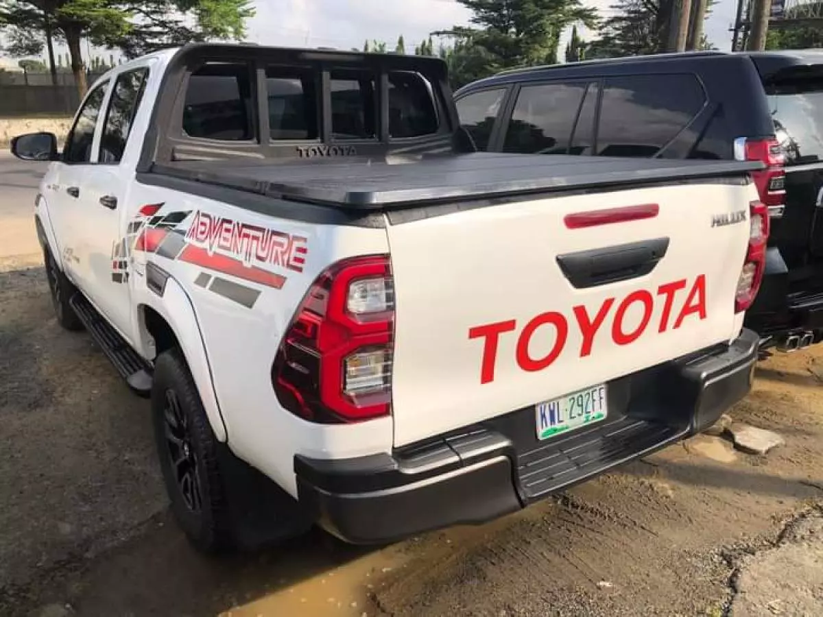 Toyota Hilux   - 2012