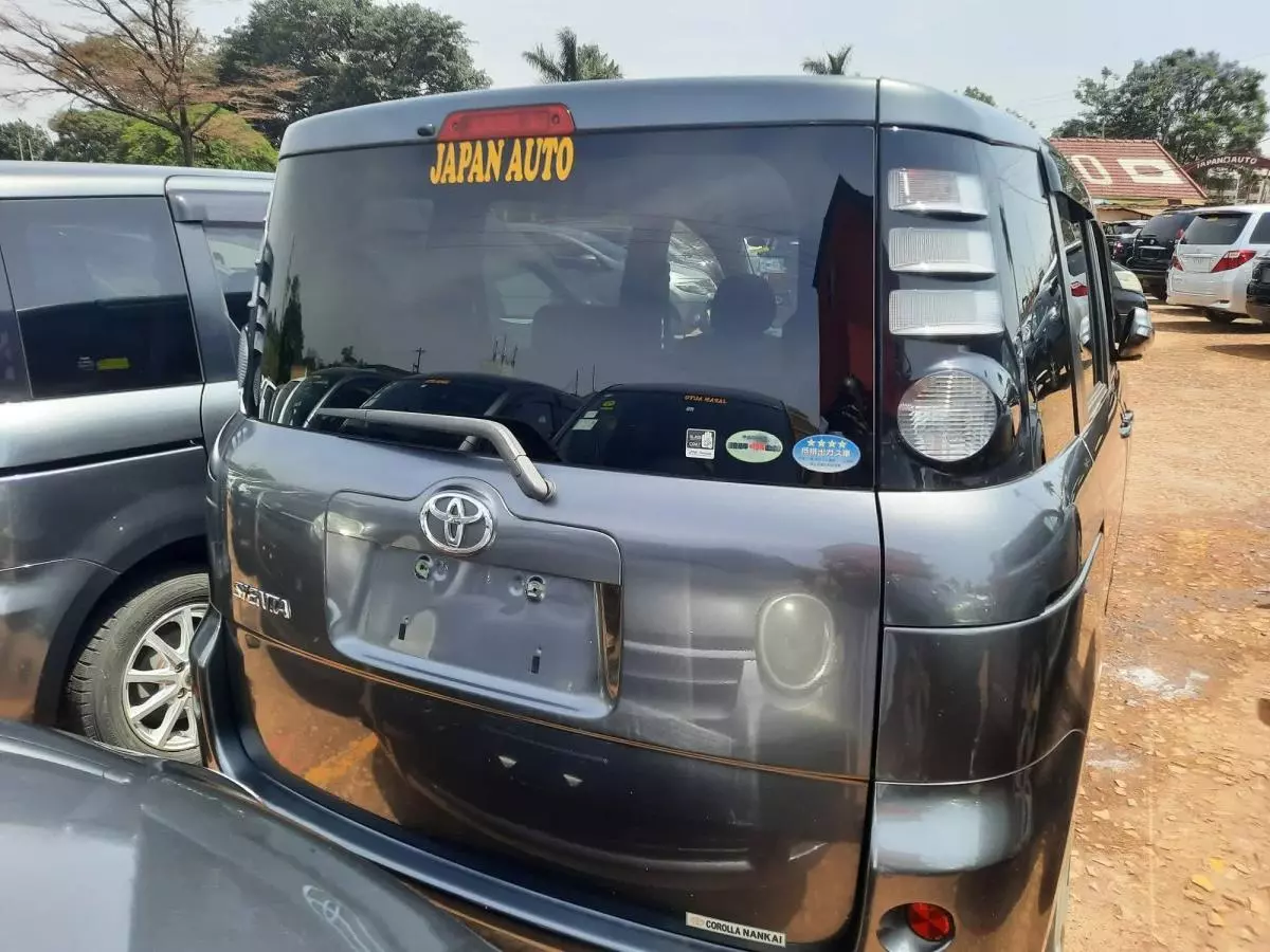 Toyota Sienta - 2009