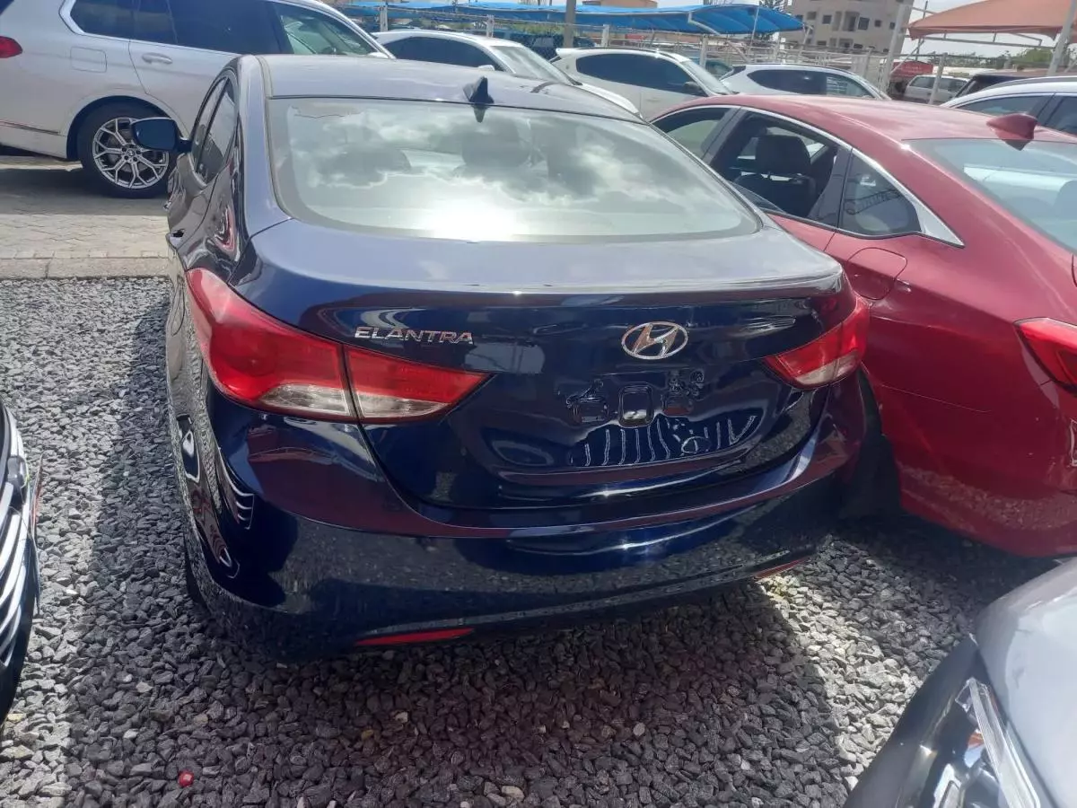 Hyundai Elantra   - 2013