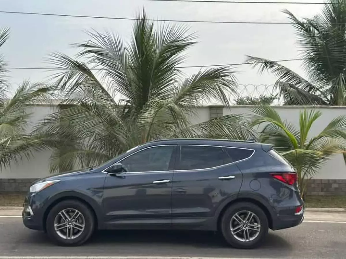 Hyundai Santa Fe   - 2017