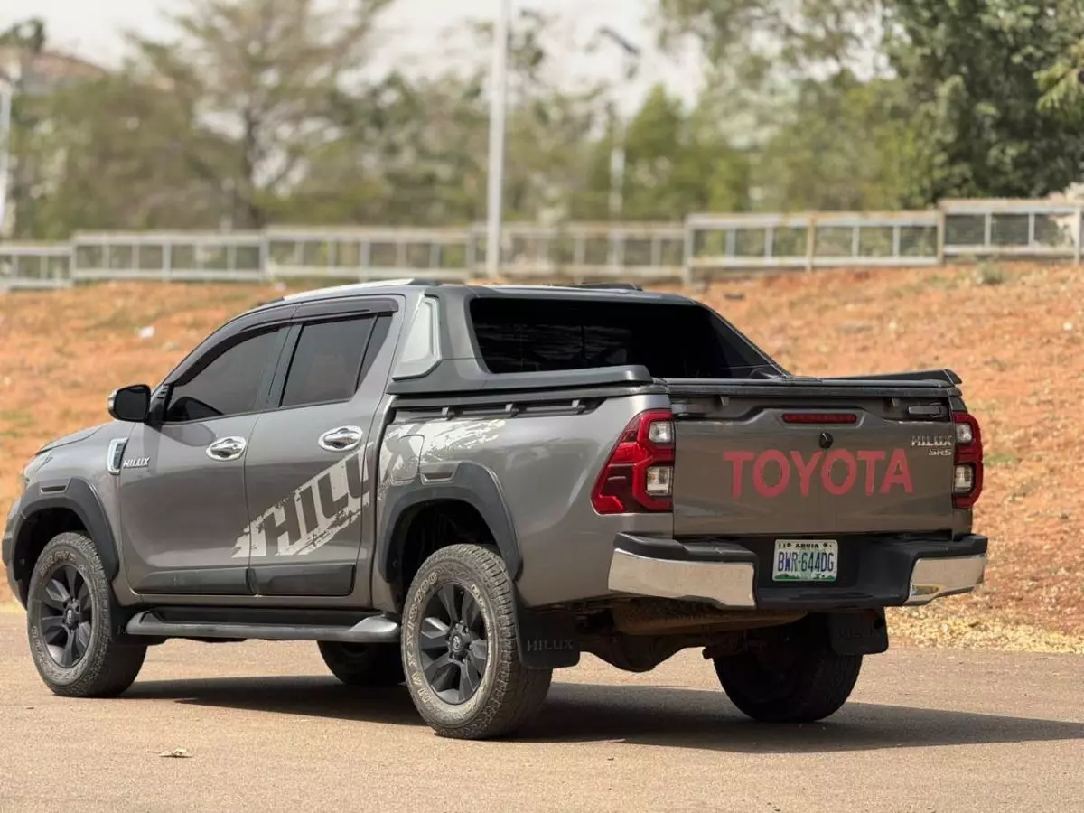 Toyota Hilux   - 2016