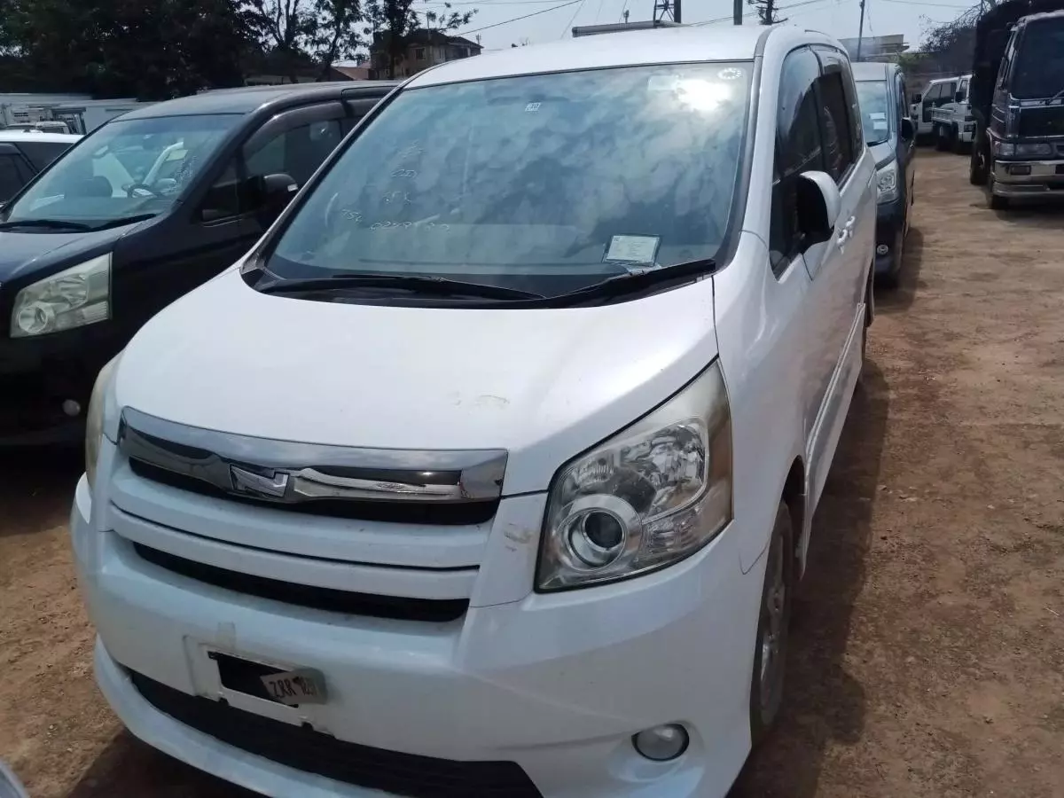 Toyota Noah   - 2009