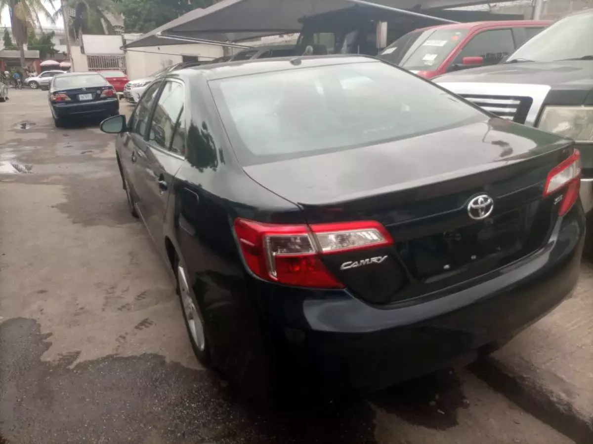 Toyota Camry   - 2012