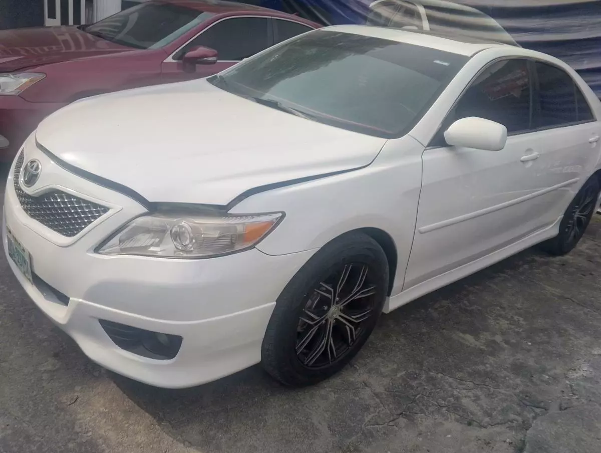 Toyota Camry   - 2011