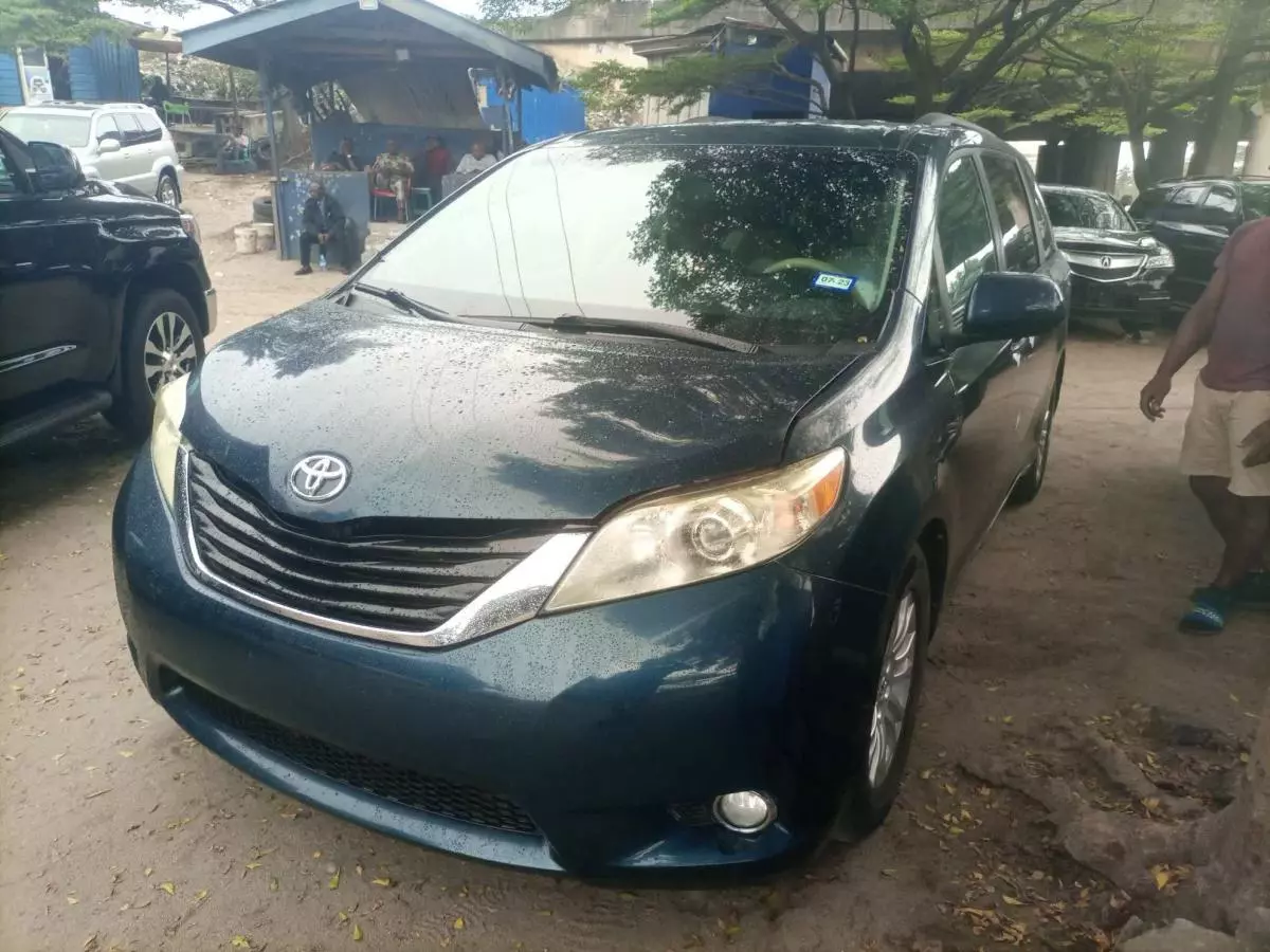 Toyota Sienna   - 2011