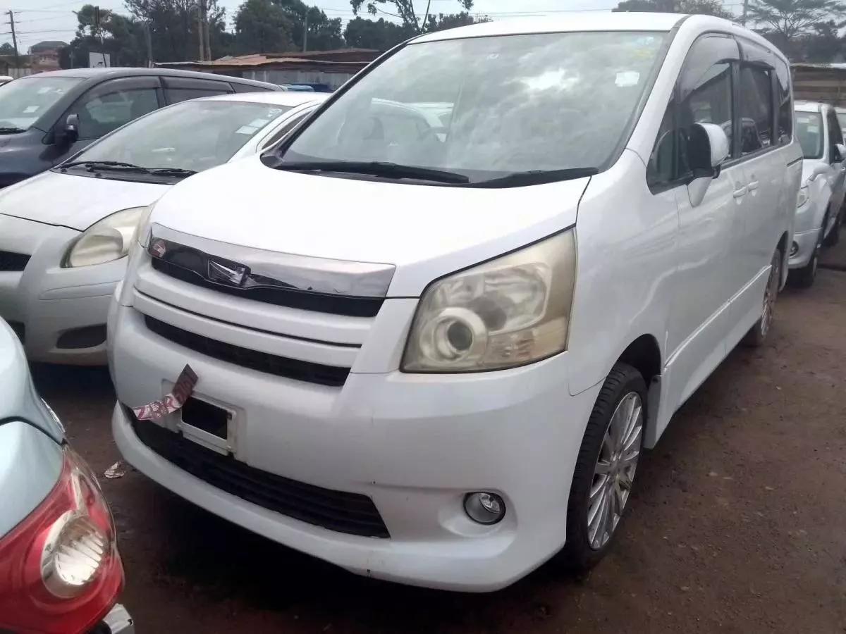 Toyota Noah   - 2010