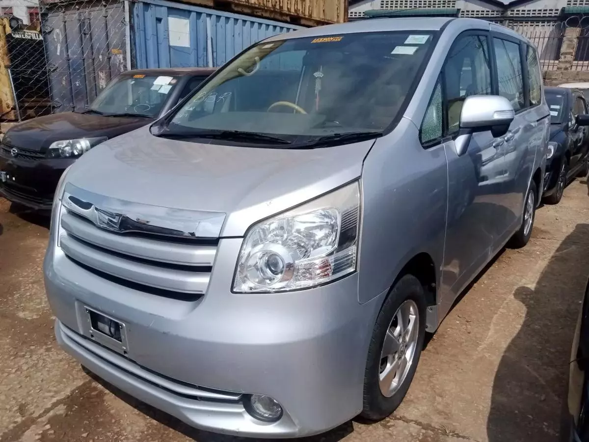 Toyota Noah   - 2009