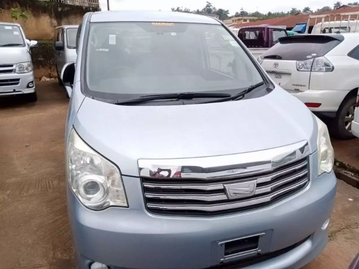 Toyota Noah   - 2012