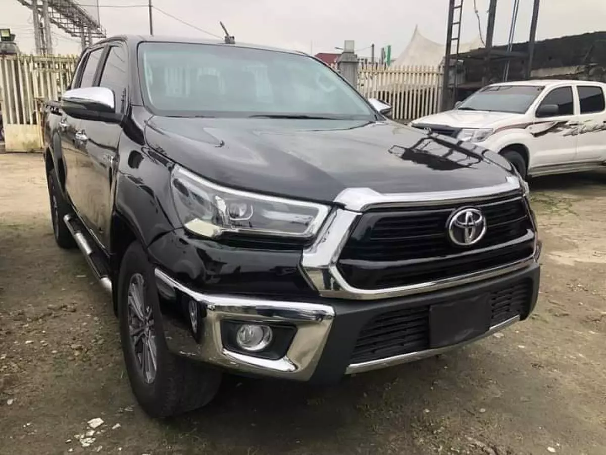 Toyota Hilux   - 2021