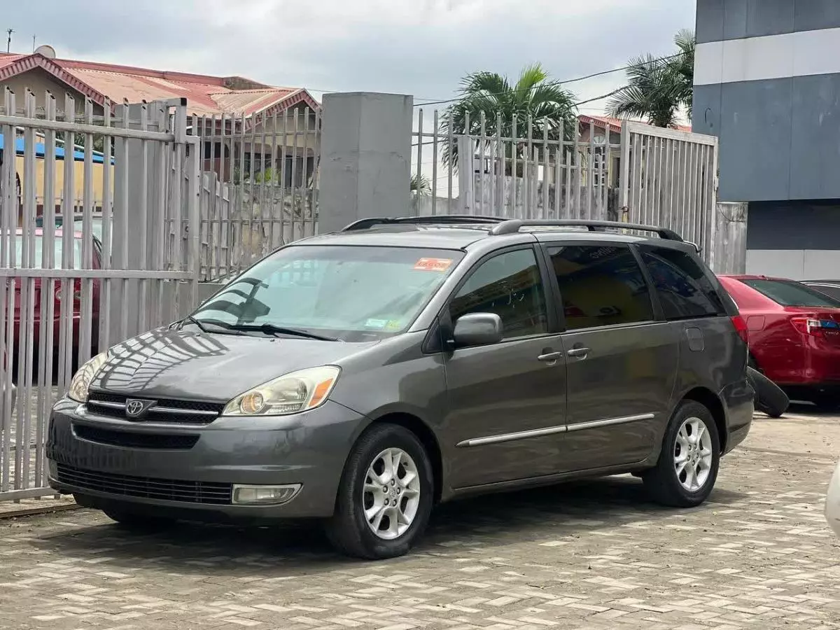 Toyota Sienna   - 2004