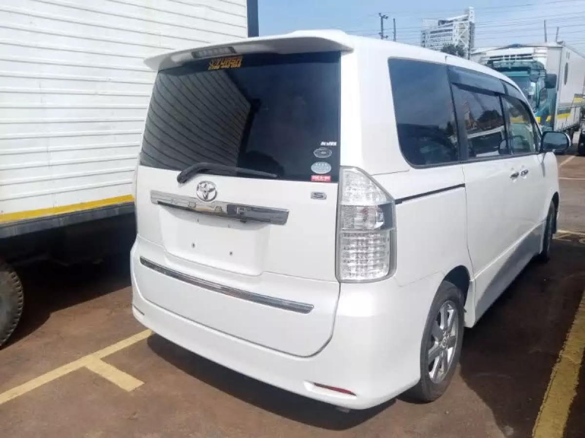 Toyota Noah   - 2010