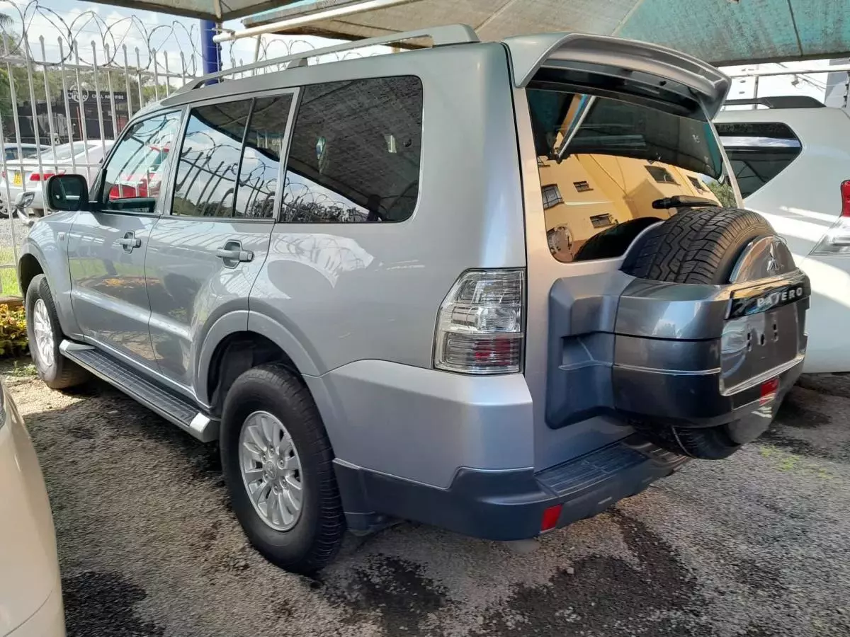 Mitsubishi Pajero - 2015