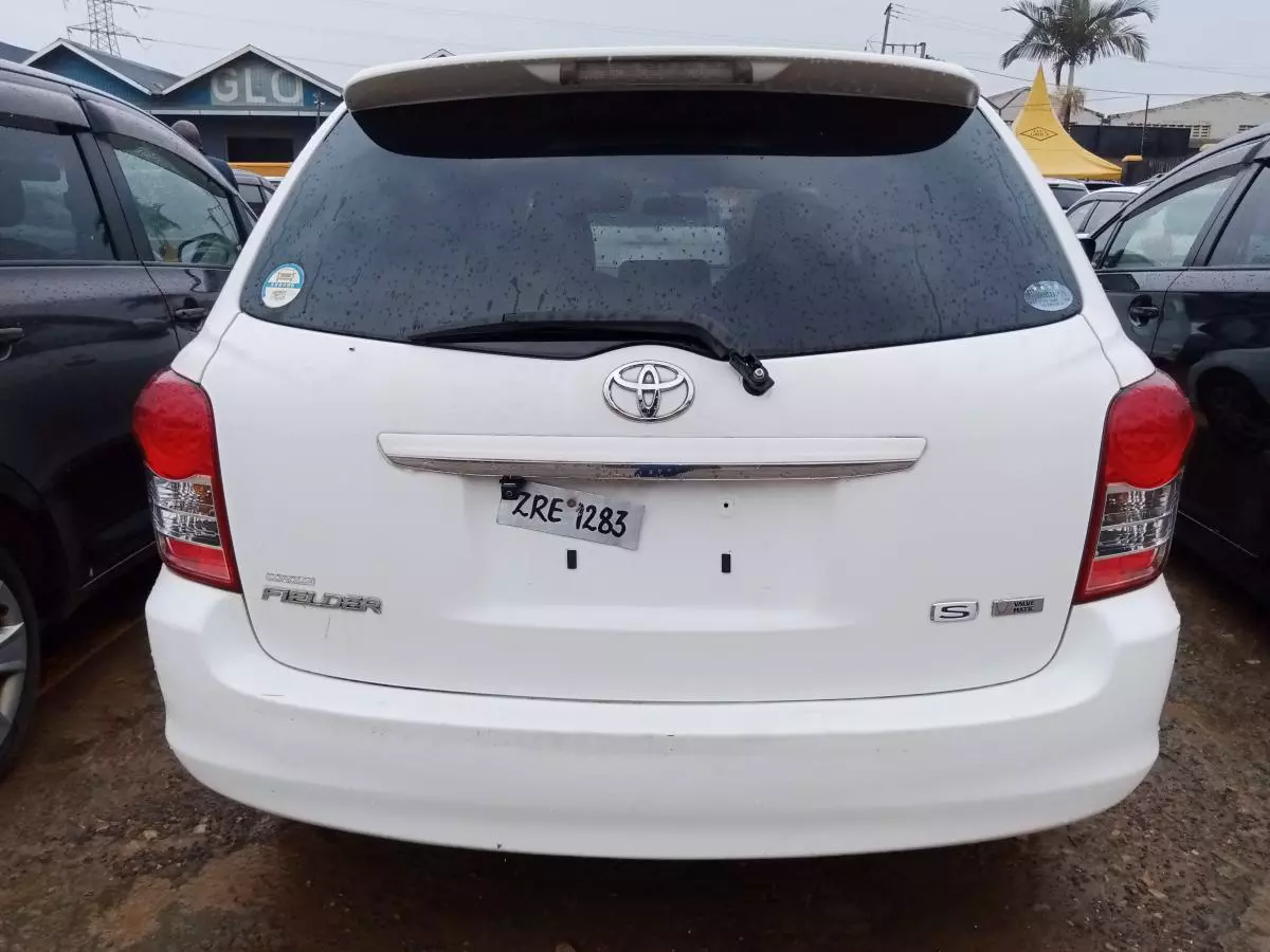 Toyota Fielder    - 2010