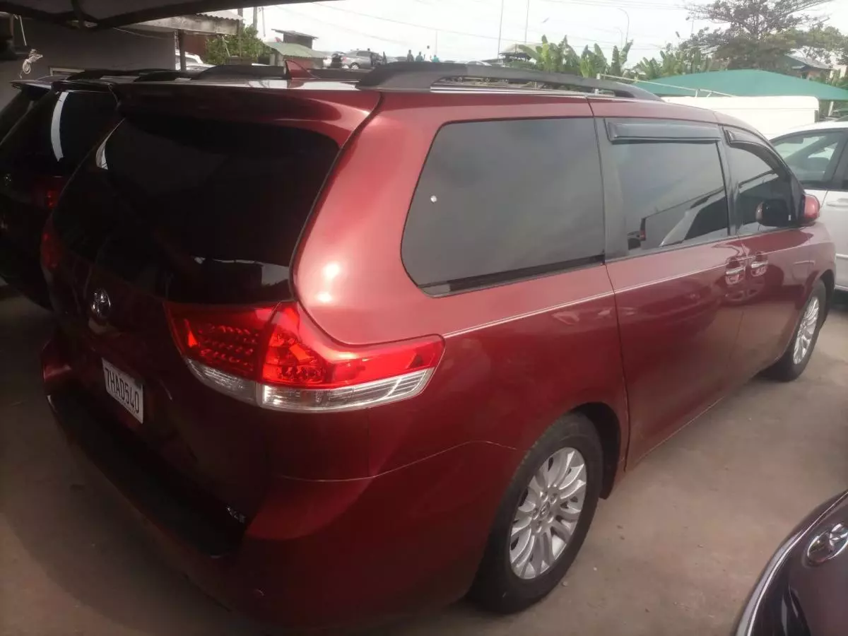 Toyota Sienna   - 2011