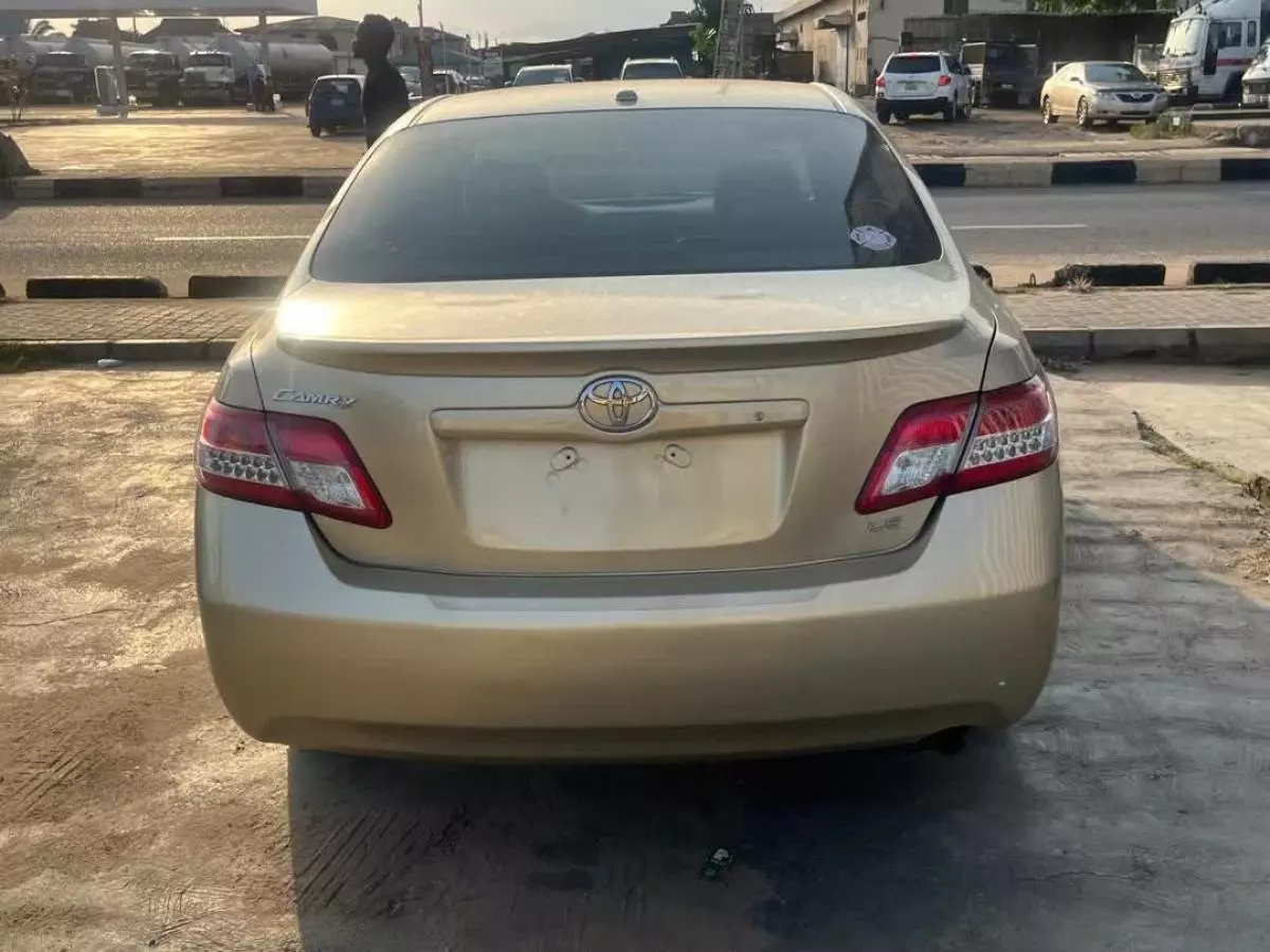 Toyota Camry   - 2011