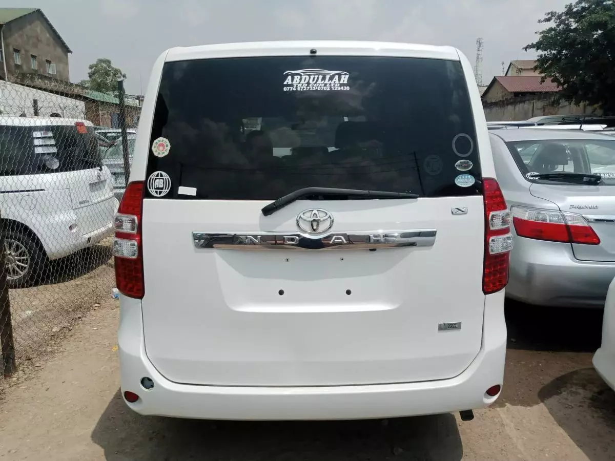 Toyota Noah - 2010