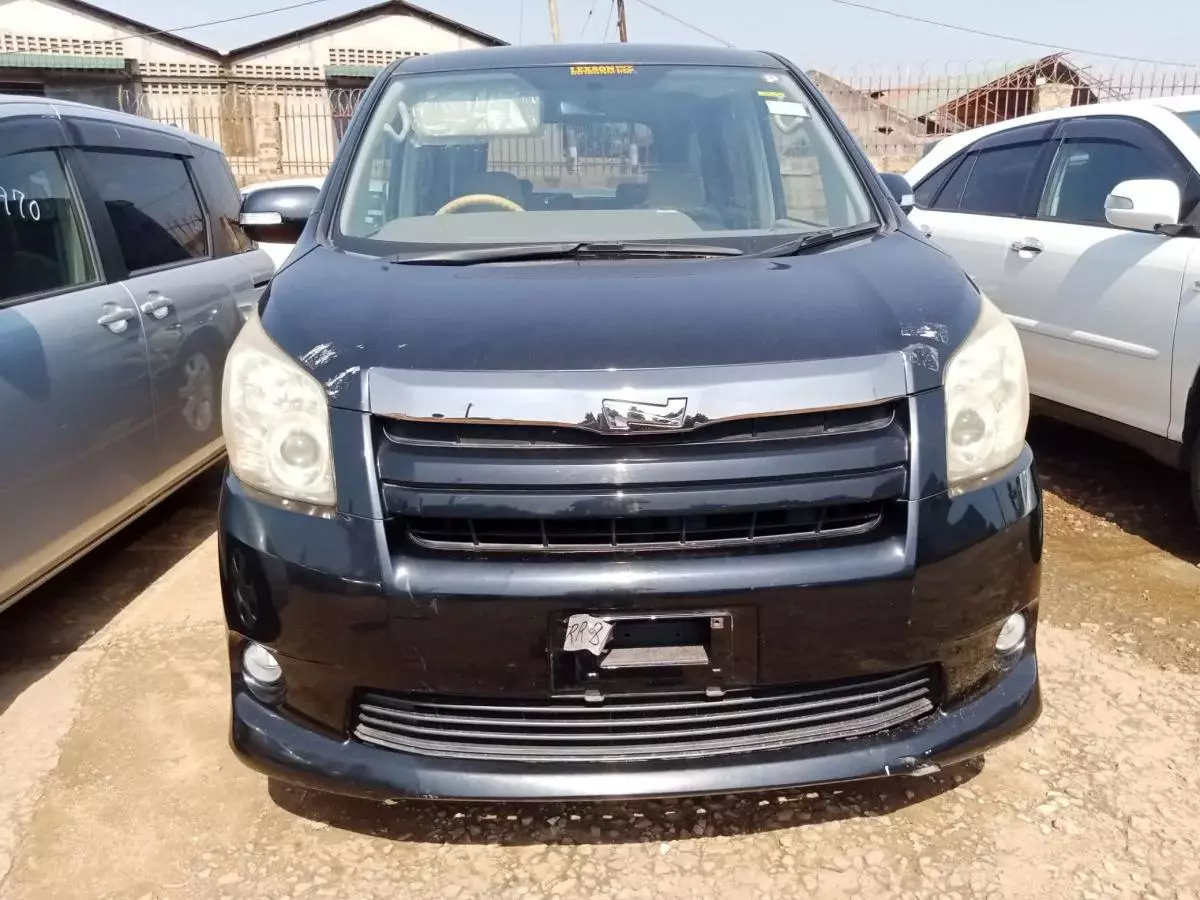 Toyota Noah   - 2010