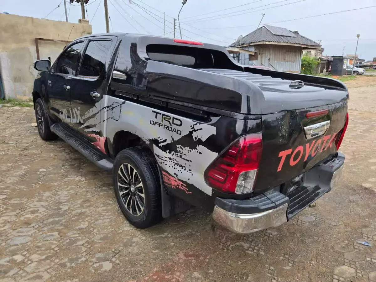 Toyota Hilux   - 2010