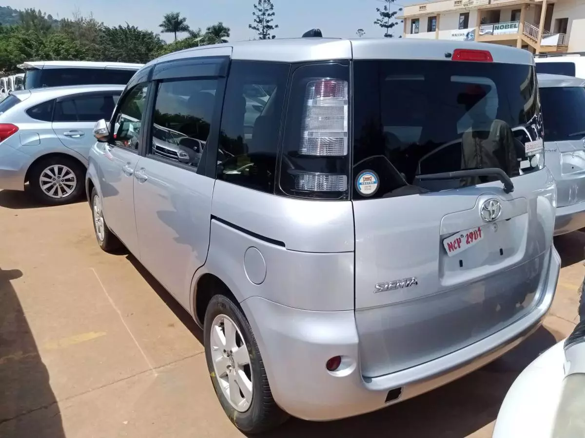 Toyota Sienta   - 2011