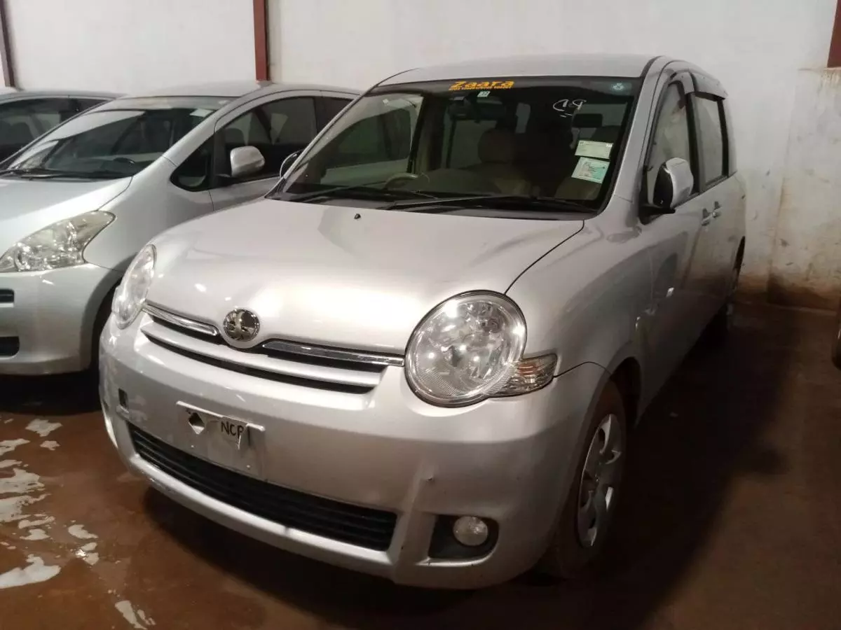 Toyota Sienta   - 2009