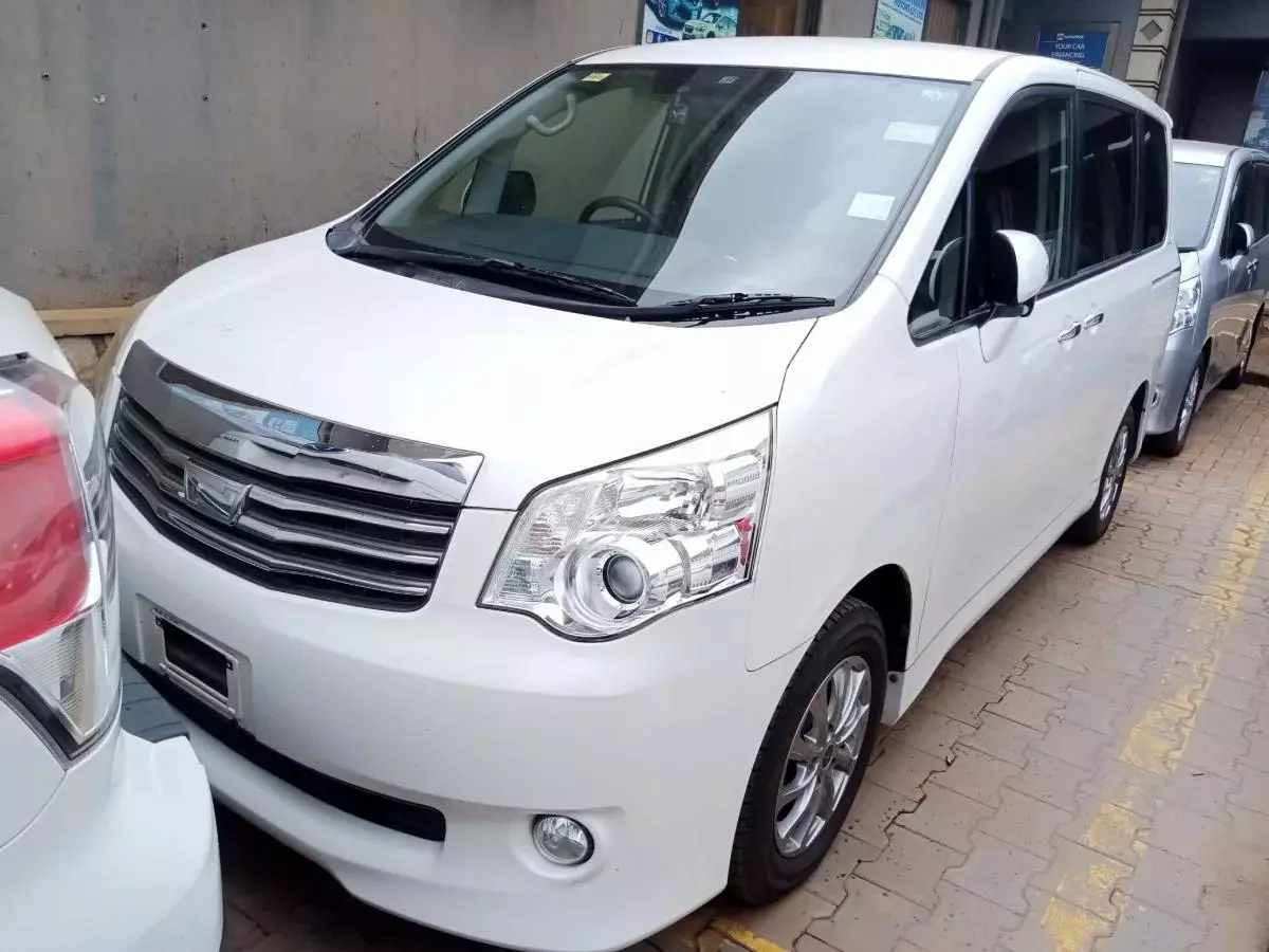 Toyota Noah   - 2011