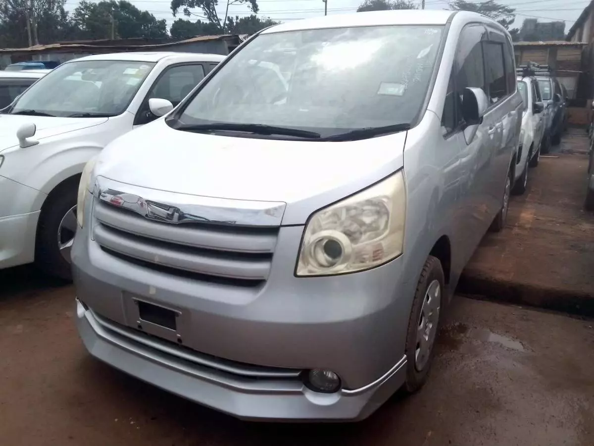 Toyota Noah   - 2010