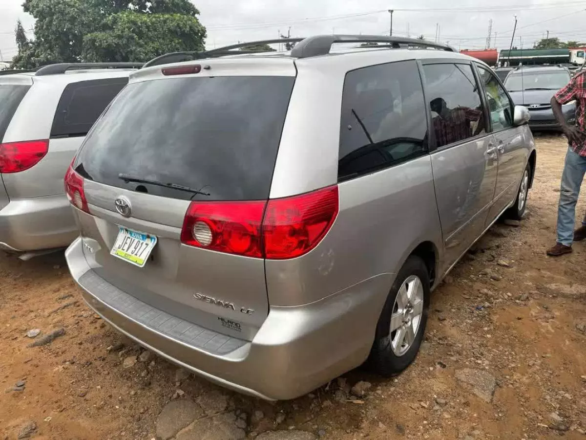 Toyota Sienna   - 2006