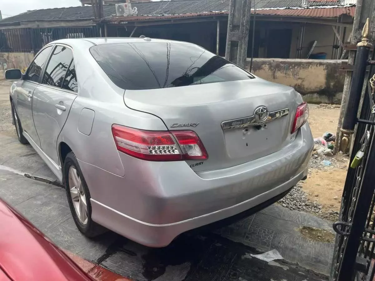 Toyota Camry   - 2010