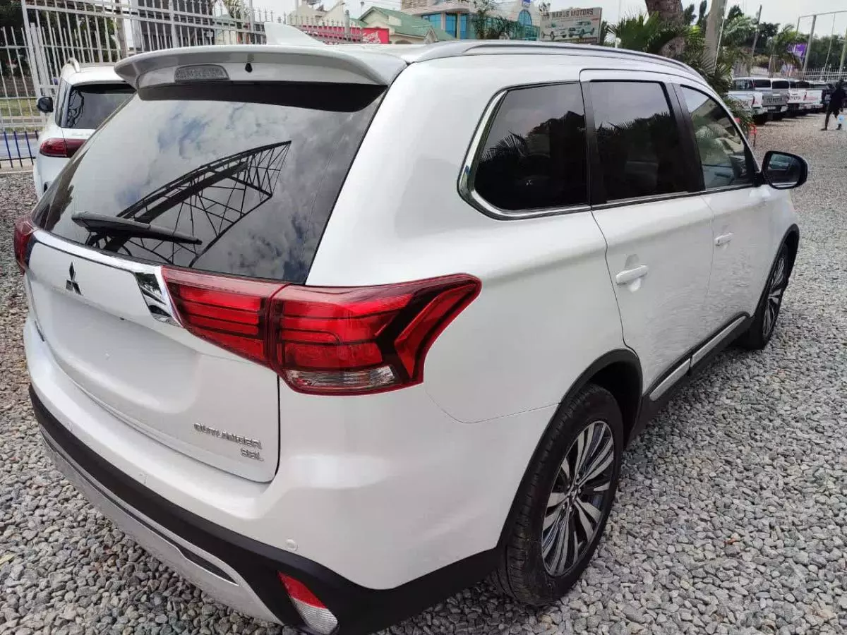 Mitsubishi OUTLANDER   - 2019