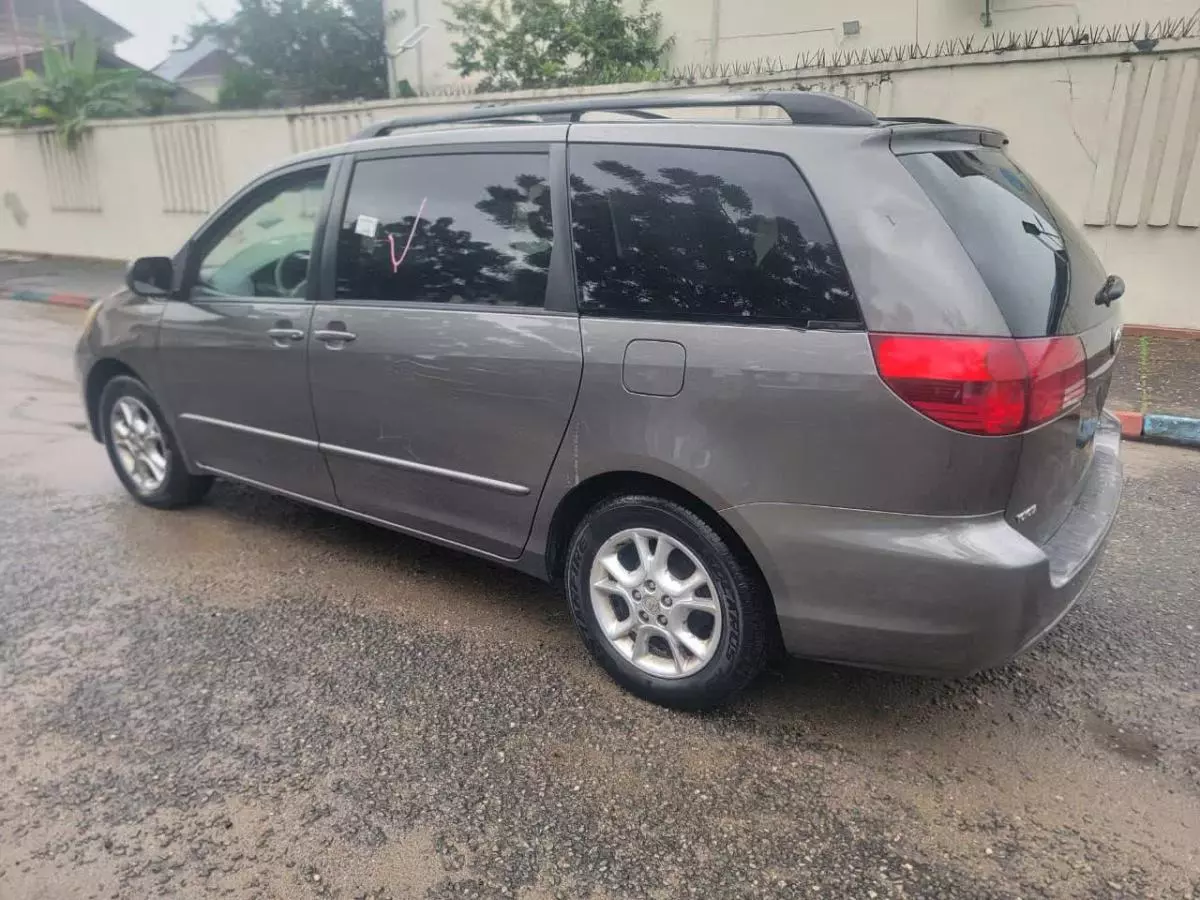 Toyota Sienna   - 2005