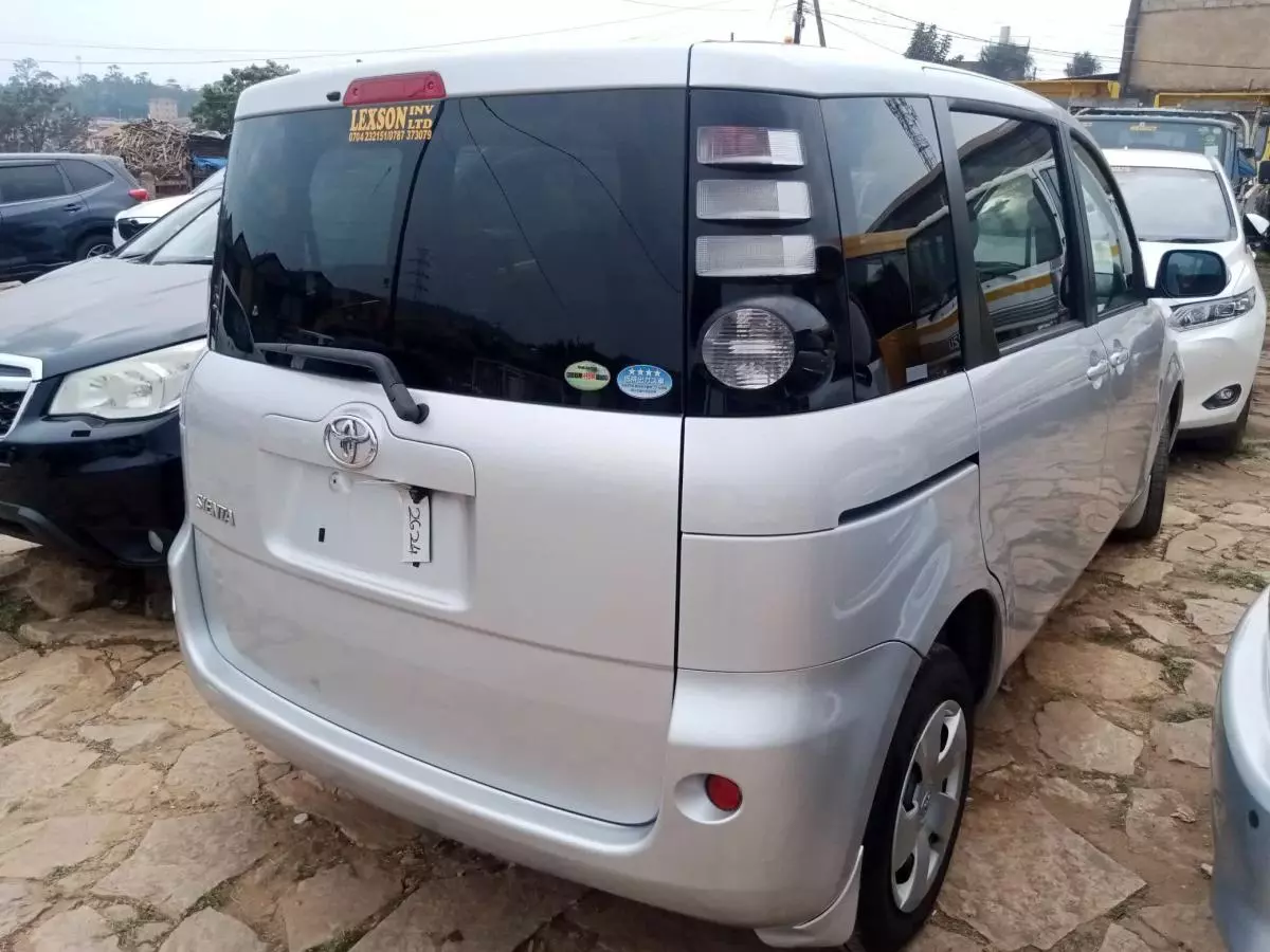 Toyota Sienta   - 2009