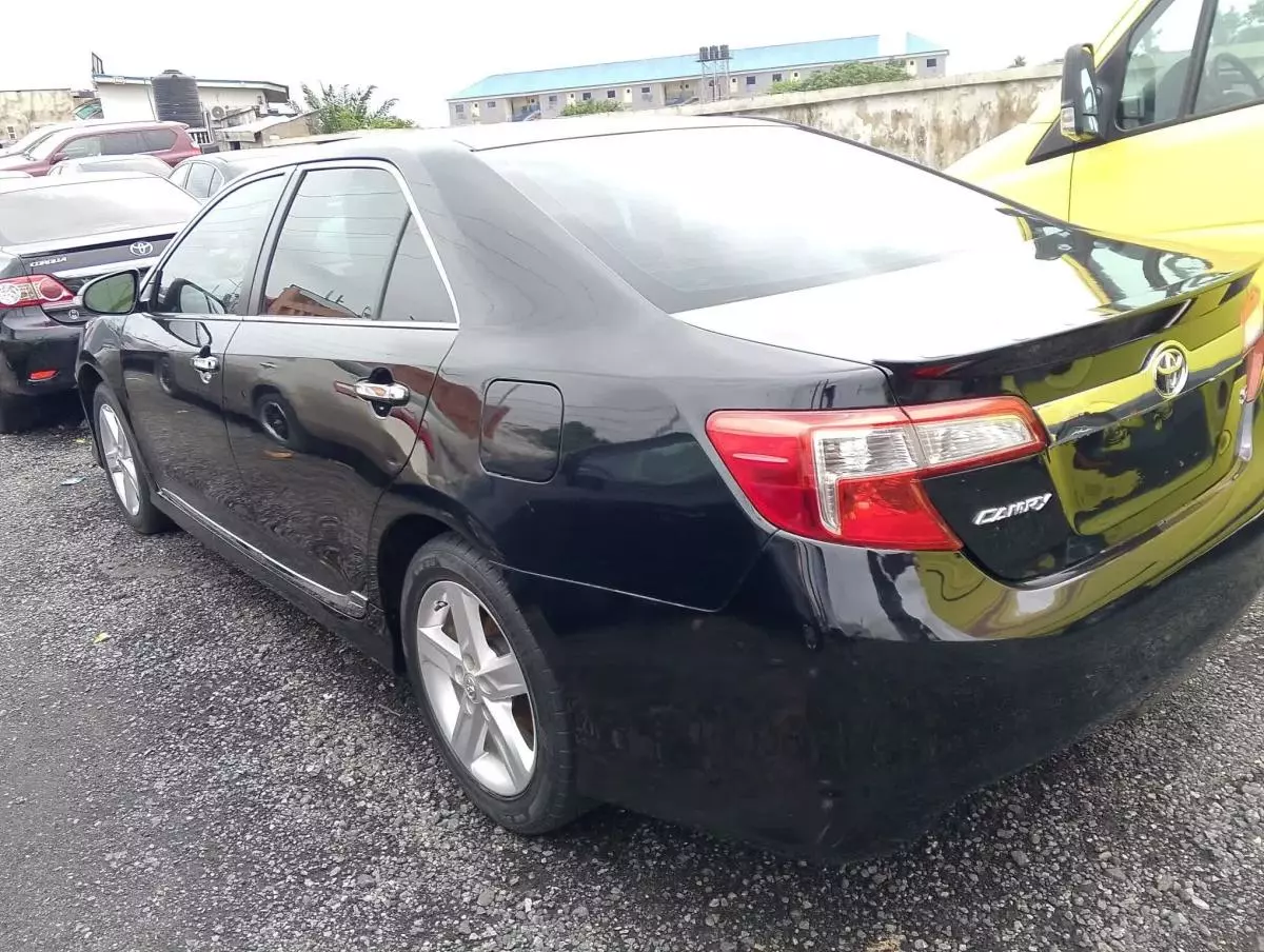 Toyota Camry   - 2012