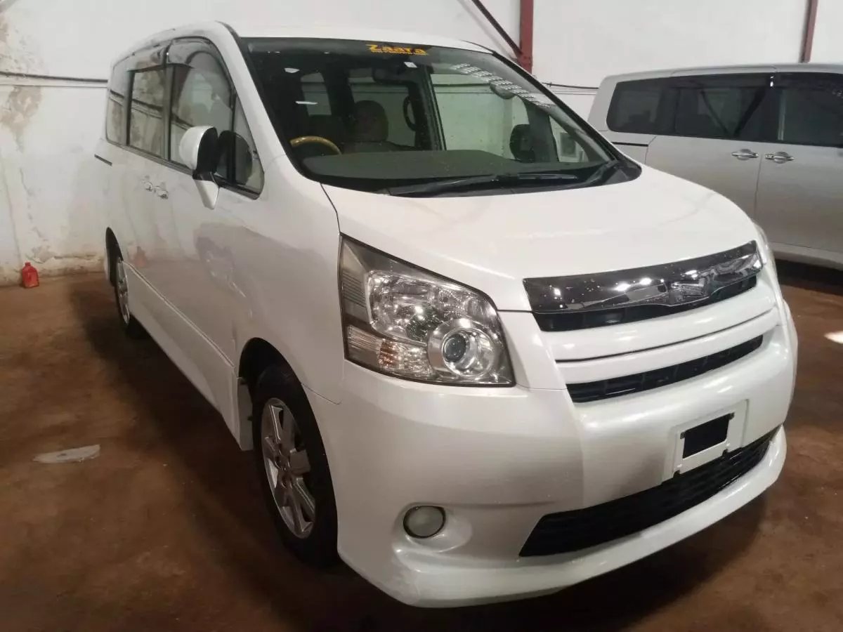 Toyota Noah   - 2009