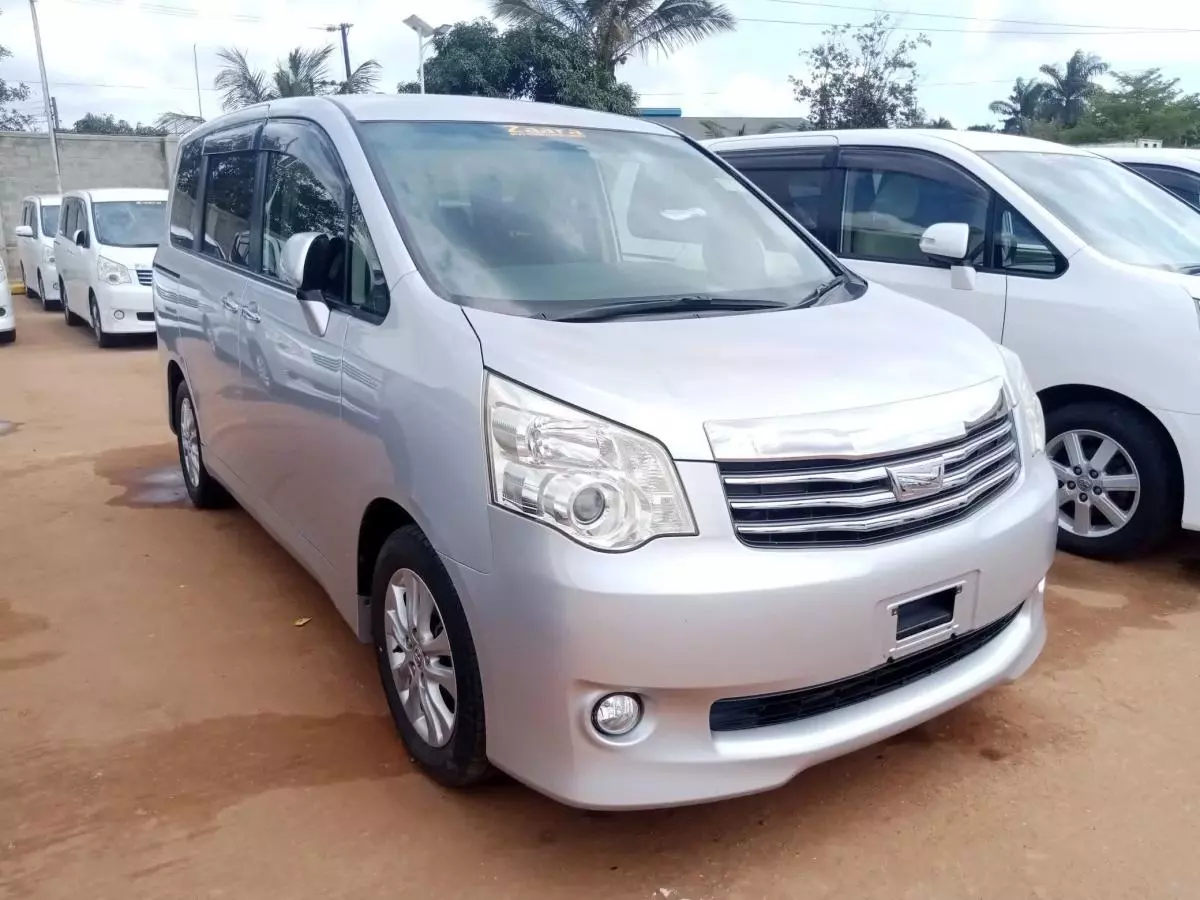 Toyota Noah   - 2011