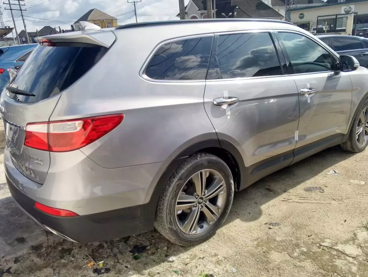 Hyundai Santa Fe   - 2013