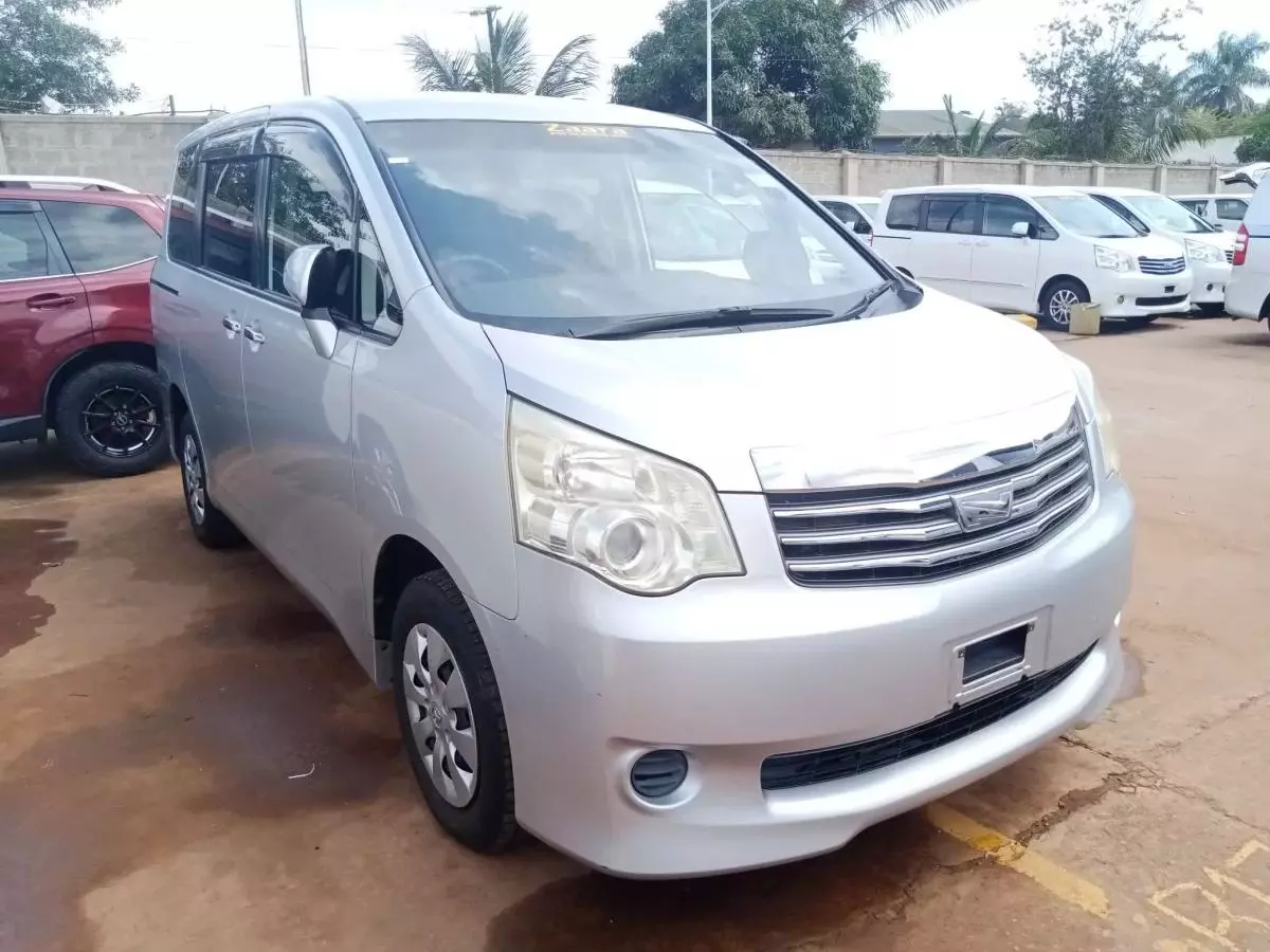 Toyota Noah   - 2011