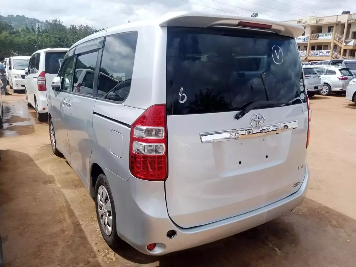 Toyota Noah   - 2011