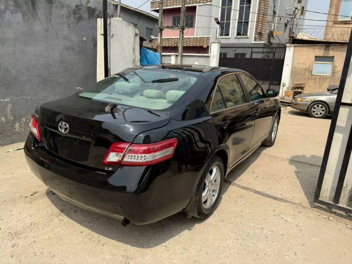 Toyota Camry   - 2011