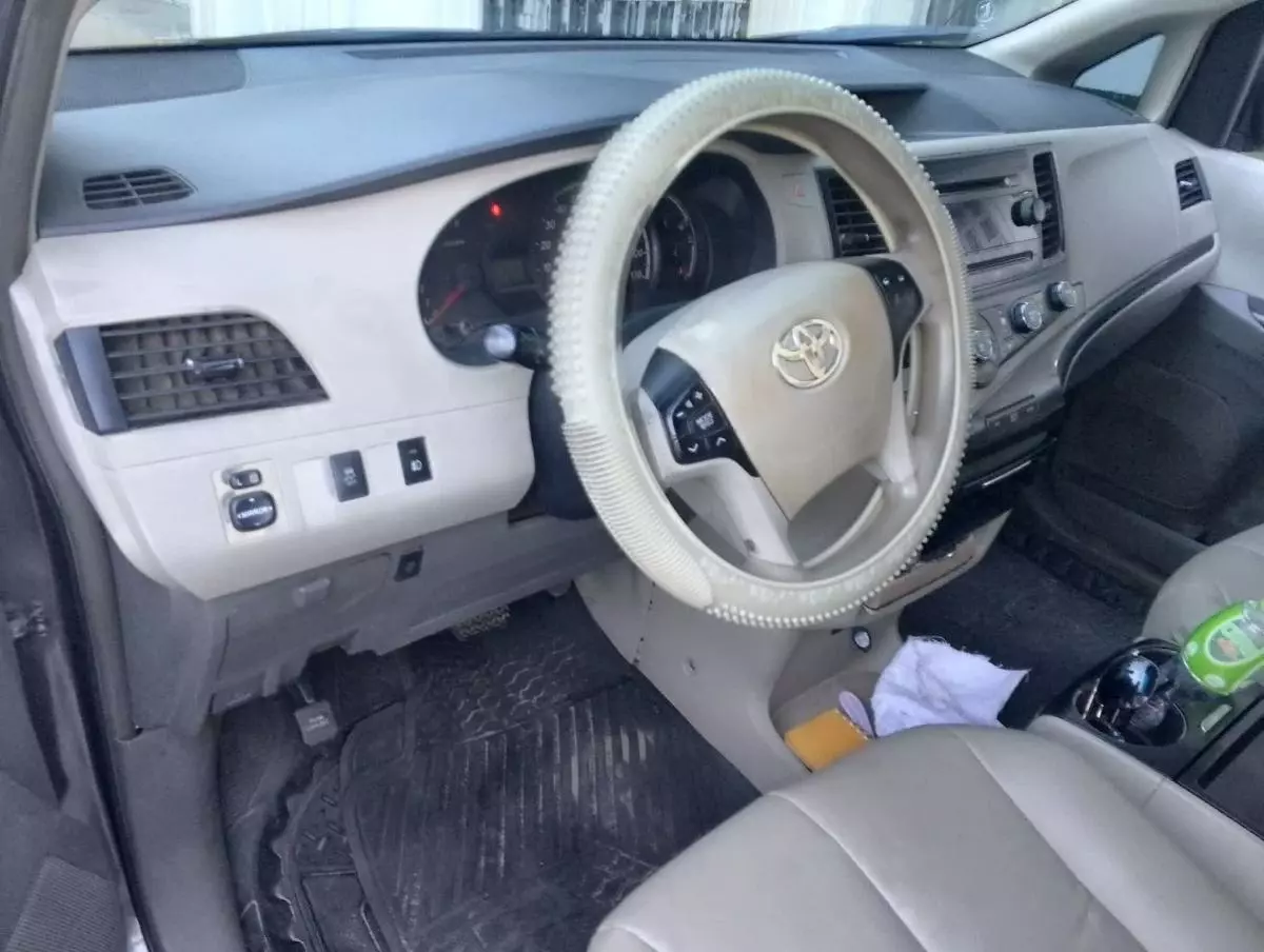 Toyota Sienna   - 2011