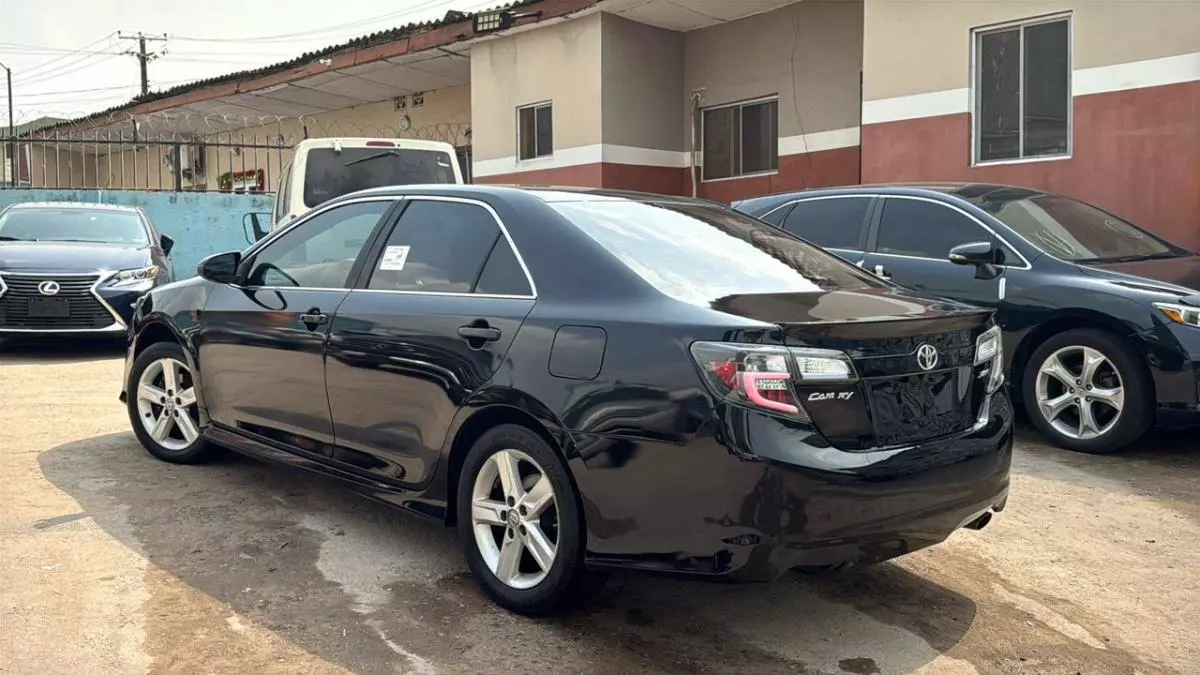 Toyota Camry   - 2013