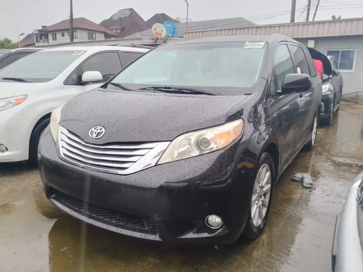 Toyota Sienna   - 2011