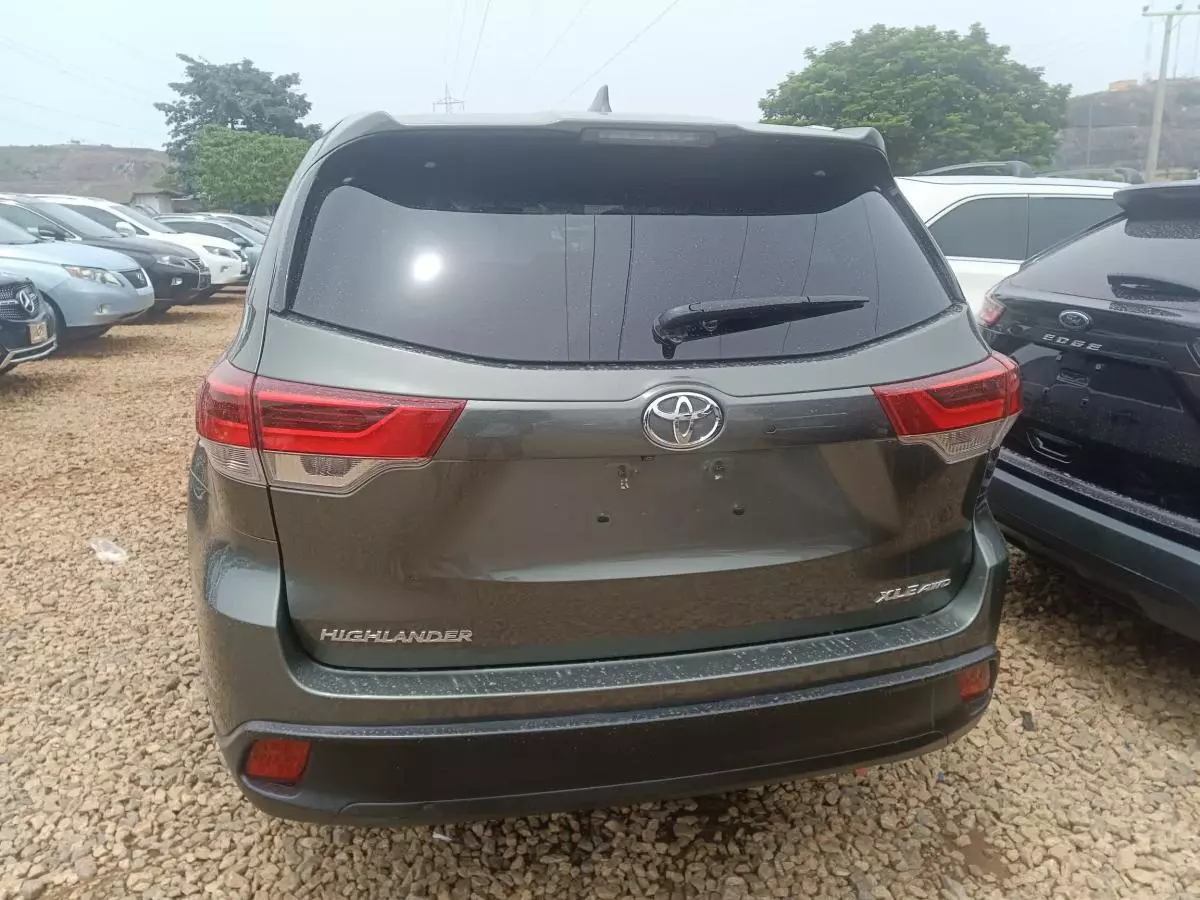 Toyota Highlander   - 2015