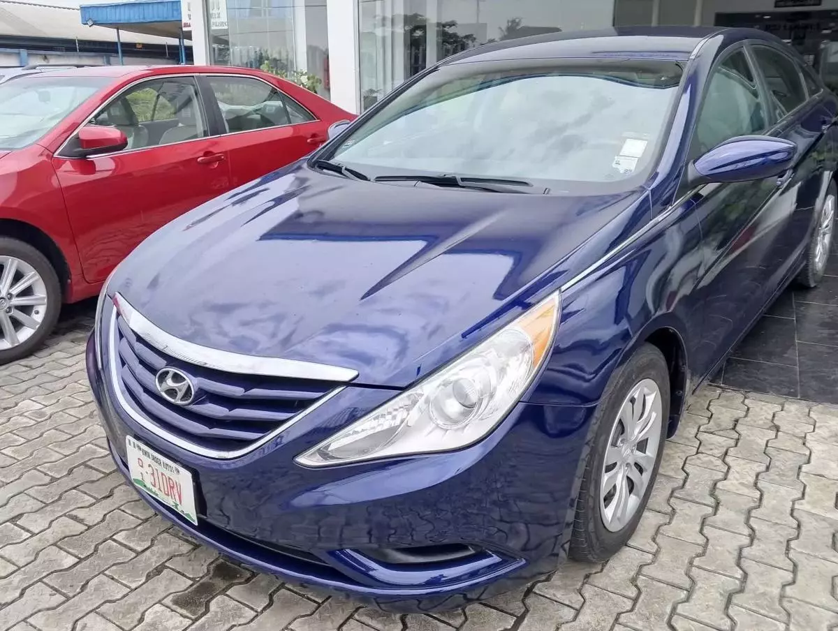 Hyundai Sonata   - 2012