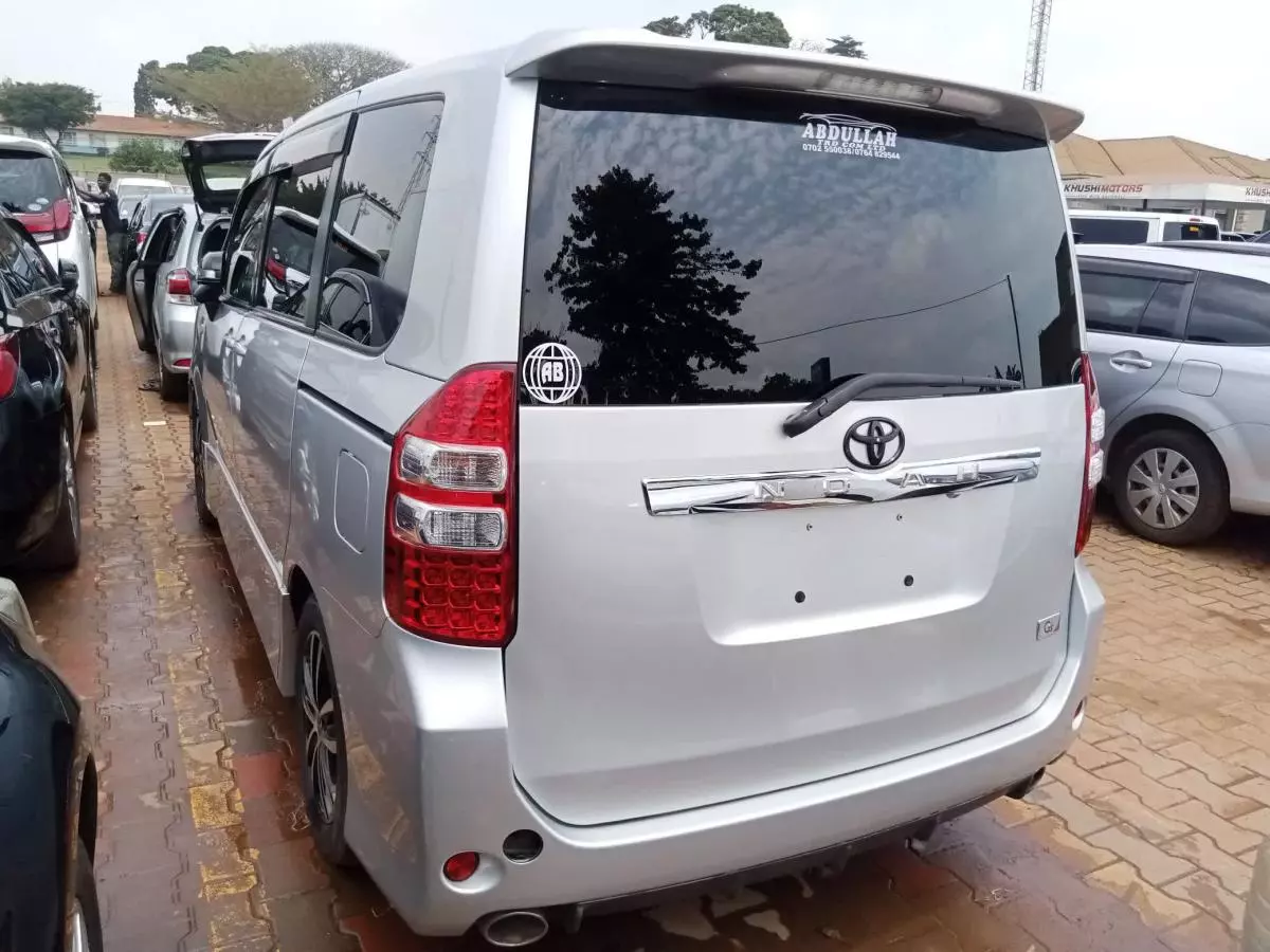 Toyota Noah   - 2011