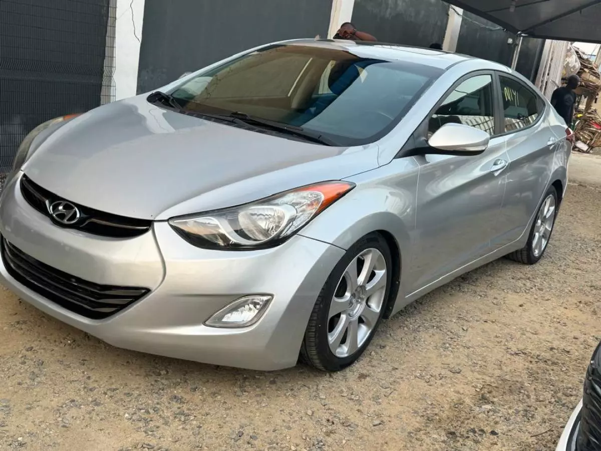 Hyundai Elantra   - 2011