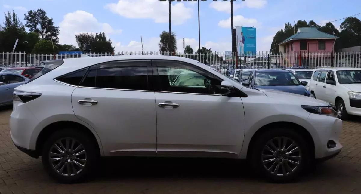 Toyota Harrier   - 2016