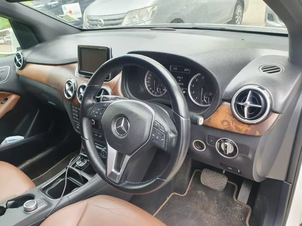 Mercedes-Benz B 180   - 2012