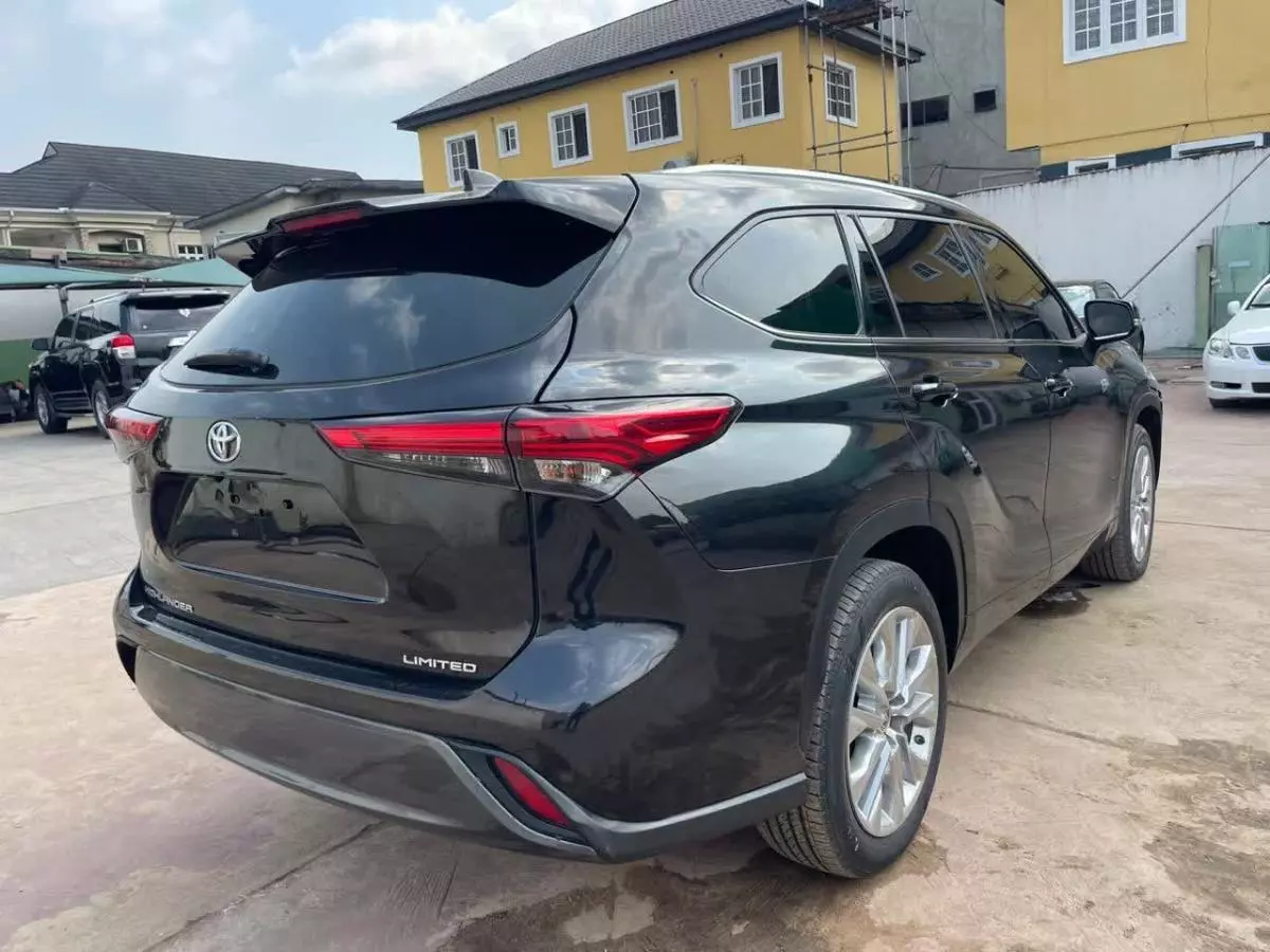 Toyota Highlander   - 2021