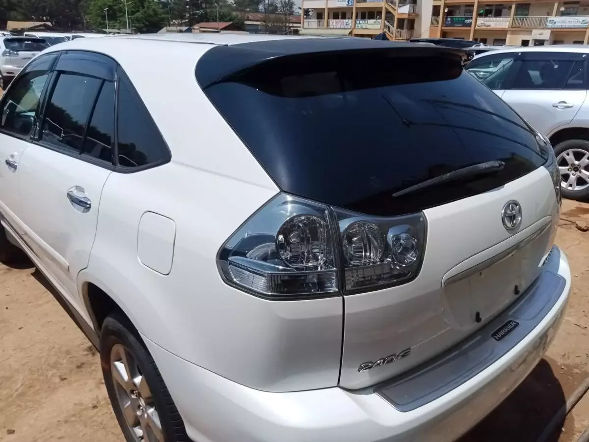 Toyota Harrier   - 2011