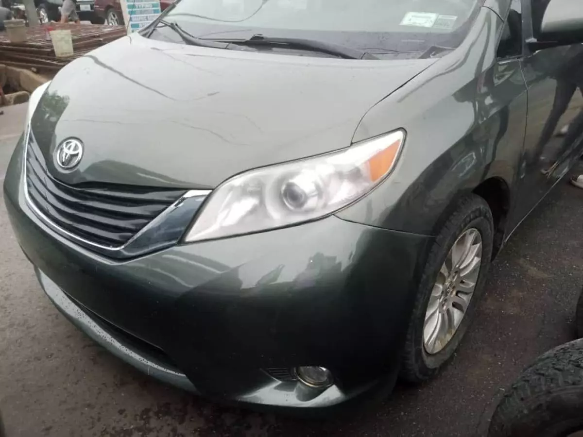 Toyota Sienna   - 2012